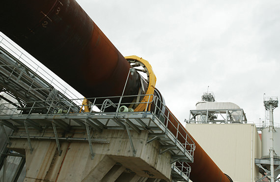 Minimizing variability in the recausticizing process is crucial to ensure consistent cooking of the wood chips in the pulping process. 